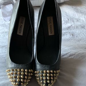 Steve Madden gold studded toe pumps